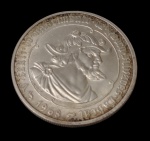 Portugal - Moeda de 50 Escudos, 1968, em prata, comemorativa a Pedro Álvares Cabral, apresentando no anverso o busto do navegador português e, no reverso, o escudo nacional de Portugal, com a inscrição "República Portuguesa" e valor facial. Peça de interesse histórico e numismático. Peso: 18,1 g.