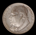 Medalha comemorativa do Vaticano, em prata, apresentando no anverso a efígie do Papa João Paulo II (Pontifex Maximus) e, no reverso, vista da Praça de São Pedro e da Basílica de São Pedro, em Roma, em fino relevo. Peso: 14,1 g.