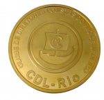 Medalha comemorativa do cinquentenário (19552005), em metal dourado, apresentando no anverso o logotipo da entidade circundado pela inscrição "Clube de Diretores Lojistas do Rio de Janeiro  CDL-Rio" e, no reverso, a inscrição comemorativa "50 anos CDL Rio  19552005". Peso: 24,4 g.