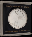 Brasil. Moeda comemorativa de 20 Cruzeiros, Sesquicentenário da Independência, 1972, em prata, apresentando no anverso composição estilizada com fauna brasileira e a inscrição "Brasil", e, no reverso, mapa do Brasil com raios irradiantes e o valor facial 20 Cruzeiros. Acompanha estojo original do Banco Central do Brasil.  Peso: 18,1 g.