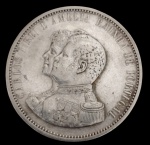 Portugal. Moeda de 1.000 Réis, 1898, em prata, comemorativa ao IV Centenário da Descoberta da Índia, apresentando no anverso os bustos de D. Carlos I e D. Amélia, e, no reverso, a Cruz da Ordem de Cristo com a inscrição "Centenário da Descoberta da Índia  In Hoc Signo Vinces  14981898". Peso: 25 g.