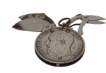 Bélgica - Antigo canivete de bolso multifuncional, confeccionado com moeda de 5 Francs em prata, apresentando no anverso a efígie do Rei Leopoldo II e, no reverso, o brasão real belga. Equipado com duas lâminas em aço e tesoura articulada. Peso total: 30 g. Medidas: 4 cm.