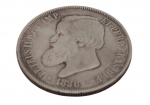 Brasil Império. Moeda de 2.000 Réis, 1888, em prata, ostentando no anverso o busto de D. Pedro II, circundado pela legenda imperial e data. No reverso, brasão do Império do Brasil coroado, ladeado por ramos de café e tabaco, com a inscrição "Decreto de 1870" e valor facial 2.000 Réis. Exemplar de grande interesse histórico e numismático, pertencente à última série monetária de prata do período imperial brasileiro. Peso: 25,4 g. Medidas: 3,7 cm de diâmetro.