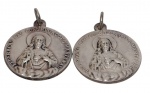 Duas antigas medalhas/ pingentes religiosas em prata, representando Nossa Senhora Aparecida, Padroeira do Brasil, e o Sagrado Coração de Jesus, com a inscrição "Federação das Congregações Marianas". Peças em relevo, com argolas para suspensão, de interesse para coleção e devoção religiosa. Peso total: 33,7 g. Medidas: 3,3 cm de diâmetro, cada.