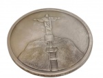 Antiga medalha comemorativa em prata teor 900, alusiva à Brasíliana 79 - Rio de Janeiro, apresentando em uma das faces representação em relevo do Cristo Redentor e, no reverso, a inscrição "Brasíliana 79  Rio", em composição inspirada em selo postal. Peso: 64,8 g. Medidas: 5 cm de diâmetro.