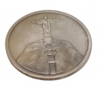 Antiga medalha comemorativa em prata teor 900, alusiva à Brasíliana 79 - Rio de Janeiro, apresentando em uma das faces representação em relevo do Cristo Redentor e, no reverso, a inscrição "Brasíliana 79  Rio", em composição inspirada em selo postal. Peso: 61,5 g. Medidas: 5 cm de diâmetro.