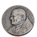 Antiga medalha em prata, apresentando em relevo o busto do Papa João Paulo II, circundado pela inscrição em latim "Ioannes Paulus II  Pontifex Maximus". Reverso liso, próprio para gravação. Peso: 61,5 g. Medidas: 5 cm de diâmetro.
