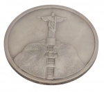 Antiga medalha comemorativa em prata teor 900, alusiva à Brasíliana 79 - Rio de Janeiro, apresentando em uma das faces representação em relevo do Cristo Redentor e, no reverso, a inscrição "Brasíliana 79  Rio", em composição inspirada em selo postal. Peso: 63,5 g. Medidas: 5 cm de diâmetro. Acondicionada em estojo de madeira, medindi; 9x7,7 X2 cm