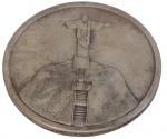 Antiga medalha comemorativa em prata teor 900, alusiva à Brasíliana 79 - Rio de Janeiro, apresentando em uma das faces representação em relevo do Cristo Redentor e, no reverso, a inscrição "Brasíliana 79  Rio", em composição inspirada em selo postal. Peso: 63,5 g. Medidas: 5 cm de diâmetro