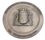 Antiga medalha comemorativa, em metal prateado, "Homenagem do Estado da Guanabara - Rio Cidade Maravilhosa", trazendo no anverso o brasão do Estado da Guanabara em relevo e, no reverso, mapa do antigo Estado com as inscrições "1º de Março de 1565", "1960", "1974" e "Governo Chagas Freitas - 1971-1975". Acompanha estojo original de apresentação. Peso: 99,2 gramas. Medidas: 6 cm de diâmetro.