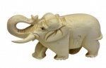 Antiga escultura de elefante, esculpida em marfim, representada com a tromba erguida, presas destacadas e rica ornamentação incisa na cabeça e nas orelhas. Medidas: 3 x 9 x 4,5 cm.