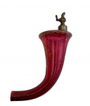 Antiga peça, em cristal vermelho translúcido, em formato de chifre, ricamente ornamentado com decoração floral dourada pintada à mão, equipado com bico dosador em metal. Medidas: 19 x 11,5 x 7 cm.