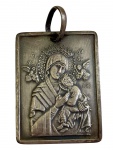 Antigo pingente em prata, em formato retangular, ornamentado em relevo com representação da Virgem com o Menino Jesus, ladeada por anjos, em estilo de ícone bizantino. No verso, inscrição comemorativa: "Lembrança da Inauguração de Khalil M. Gebara - Copacabana , Rio - 1978". Peso: 18,5 gramas. Medidas: 4,2 x 3,2 cm