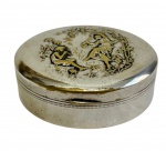 Antiga e pequena caixa porta pílulas em metal espessurado a prata, medidas: 7 x 6 x 2,5 cm.