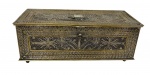 Antiga caixa em metal espessurado a prata, ricamente ornamentada em delicado trabalho de filigrana, com decoração floral vazada e filetada em todas as faces e na tampa. Tampa articulada com fecho frontal. Medidas: 10 x 22 x 8,5 cm.