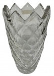 Antigo e imponente vaso de cristal translucido, com corpo ricamente lapidado em padrão geométrico facetado e borda recortada em bicos. Assinatura na base. Medidas: 25,5 x 15 cm.