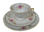 Mauá. Trio para chá em porcelana esmaltada e policromada, decoração floral e filetes em ouro. Composto de uma xícara com pires e prato de sobremesa. Manufatura no verso.