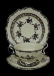 Bavaria. Trio para chá em porcelana esmaltada em prata e decoração floral. Composto de uma xícara com pires e prato de sobremesa. Manufatura no verso.