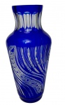 BOHEMIA - Belíssimo vaso em monobloco de cristal alemão na cores translúcida e azul cobalto e com rica lapidação no padrão "estrela e dedão". Medidas: 36,5 x 9 cm.