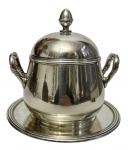 CHRISTOFLE, França - Imponente açucareiro com presentoir confeccionado em metal espessurado a prata por uma das mais tradicionais e renomadas manufaturas de prataria do mundo. Medidas do açucareiro: 15,5 x 12 x 15,5 cm. Medida do prato: 17,5 cm de diâmetro.