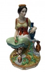 SUREDA, Espanha. Antiga e imponente escultura em porcelana esmaltada e policromada, representando figura feminina com jarro. Manufatura na base. Medidas: 28 x 18 cm