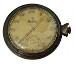 Montilier. Antigo relógio de bolso em metal espessurado a prata, com mostrador analógico de algarismos arábicos em relevo, pequeno mostrador de segundos às 6 horas e caixa com tampa posterior filetada. Borda ornamentada em relevo. Funcionando. Medidas: 6 x 5 cm.