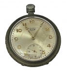 Omega Watch Co. Tissot. Antigo relógio de bolso em metal espessurado a prata, com mostrador analógico de algarismos arábicos dourados em relevo, pequeno mostrador de segundos às 6 horas e movimento mecânico aparente, assinado pela manufatura. Caixa ornamentada em relevo. Não está funcionando. Medidas: 5,7 x 4,7 cm. Decada de 1920/30.