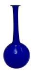 Grande garrafa bojuda, de gargalo alto, em vidro opalinado na cor azul cobalto. Medindo: 34 x 16,5 cm. Falta tampa.
