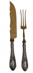 PRATA. Faca e garfo para carnes, com cabos em prata de lei e lâminas em vermeil, ricamente cinzelados em relevo com motivos florais e rocaille. Medidas: 24 cm e 27 cm.