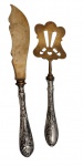 PRATA. Espátula para bolo e espátula vazada para doces, com cabos em prata de lei e lâminas em vermeil, ricamente cinzeladas em relevo com motivos florais e vegetalistas no estilo Art Nouveau. Medidas: 27 cm e 23 cm.