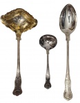 Três peças de servir em metal espessurado a prata e cabos cinzelados. Medidas: 19,5 cm, 30 cm e 33 cm.
