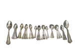 Lote contendo 54 talheres em metal espessurado a prata, sendo 8 colheres de servir, 28 colheres para chá, 10 colheres para café e 8 conchas para molho, em modelos e padrões variados.