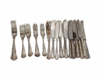 Lote contendo 43 talheres em metal espessurado a prata, sendo 4 garfos de mesa, 10 facas de sobremesa, 11 facas para peixe e 18 garfos para peixe.