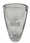 Antigo vaso em grosso cristal translucido, de formato cônico, com borda levemente irregular e base maciça. Decorado com brasão acidado na parte fronta. Medidas: 15,5 x 8,5 x 8,5 cm.