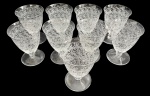 Baccarat, França - Conjunto com 8 cálices em fino cristal francês, modelo Rohan, com bojo ricamente lapidado por elegante gravação a ácido de arabescos e volutas, sobre haste curta e base circular.  Manufatura na base. Medidas: 11,5 x 9 cm.