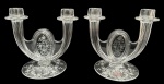 EUROPA. Antigo e imponente par de castiçais em fino cristal, ricamente lapidado à mão. Apresenta elegante estrutura com braços curvos ornamentados e bocais facetados  Medidas: 18 x 16,5 x 11,5 cm