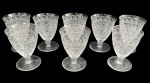 Baccarat, França - Conjunto com 8 cálices em fino cristal francês, modelo Rohan, com bojo ricamente lapidado por elegante gravação a ácido de arabescos e volutas, sobre haste curta e base circular.  Manufatura na base. Medidas: 9 x 7 cm