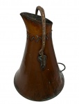 Antigo e imponente jarro de cobre com alça de ferro forjado fixada. Medidas: 42,5 cm / 51 cm.
