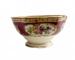 Royal Albert, Inglaterra. Antigo bowl em porcelana inglesa esmaltada e policromada, decoração floral e filetes em ouro. Manufatura no verso. Medindo: 6 x 11 cm.