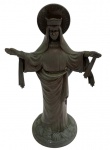 Arte Sacra  Antiga imagem de Nossa Senhora das Graças, em metal patinado, representada de braços abertos. Base circular ornamentada. Medidas: 26,5 x 10,5 cm. Desgastes devido ao tempo