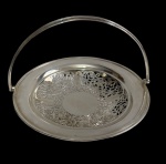 Mappin & Webb, Inglaterra - Antiga fruteira em metal espessurado a prata, com alça móvel articulada. Centro ricamente vazado e ornamentado com arabescos e motivos vegetalistas, ladeado por aba lisa moldurada. Manufatura no verso Medidas: 20 x 27 x 25,5 cm.
