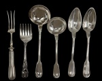 Lote de 6 peças em metal espessurado a prata, composto por 2 colheres de servir, 2 conchas e 2 garfos de servir, com cabos de diferentes modelos e acabamentos.