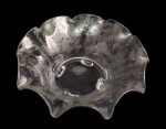 EUROPA. Antiga fruteira em cristal translúcido, com corpo moldado em formato floral de bordas onduladas e decoração gravada ao ácido com motivos florais e arabescos. Medidas: 12 x 27 cm.