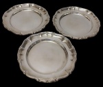 Conjunto com 3 pequenas salvas em metal espessurado a prata, de formato circular com bordas recortadas. Medidas: 14,4 cm de diâmetro.