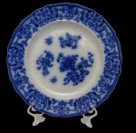 Antigo prato decorativo em porcelana oriental, com decoração em azul sob esmalte representando arranjos florais ao centro e rica cercadura de arabescos e folhagens estilizadas. Manufatura no verso. Medidas: 26,5 cm de diâmetro.
