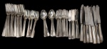 Fracalanza - Lote de talheres em metal espessurado a prata, composto por 73 peças, sendo: 22 garfos de mesa, 12 facas de mesa, 16 garfos de peixe, 6 facas de peixe, 10 colheres de sobremesa e 7 garfos de sobremesa.