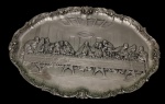 Antigo painel decorativo representando a Santa Ceia, em metal espessurado a prata, com composição em alto-relevo inspirada na obra de Leonardo da Vinci, rica em detalhes e moldura de contornos rococó ornamentada por volutas e folhagens em relevo. Medidas: 29 x 45 cm.