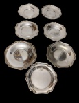 Fracalanza. Conjunto de 7 pratinhos em metal espessurado a prata, com bordas recortadas e ornamentadas em relevo, marcados na base. Medidas: 15 cm, 14,2 cm e 13 cm de diâmetro.