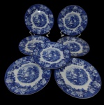 Wood & Sons, Woods Ware, Enoch Ralph (1750-1784), England - Seis pratos rasos em faiança inglesa, esmaltados nas cores azul e branco, decoração campestre dita Fazendinha, bordas com flores e folhas. Manufatura no verso.  Medindo: 22,5 cm. Dois com bicados.
