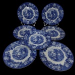 Wood & Sons, Woods Ware, Enoch Ralph (1750-1784), England - Seis pratos rasos em faiança inglesa, esmaltados nas cores azul e branco, decoração campestre dita Fazendinha, bordas com flores e folhas. Manufatura no verso.  Medindo: 22,5 cm.